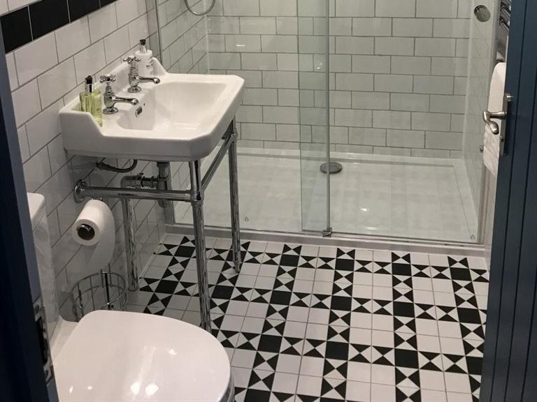 Отель No.16 Сихем Экстерьер фото Bathroom with shower enclosure