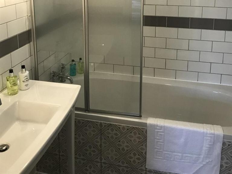 Отель No.16 Сихем Экстерьер фото A shower enclosure with a sliding door