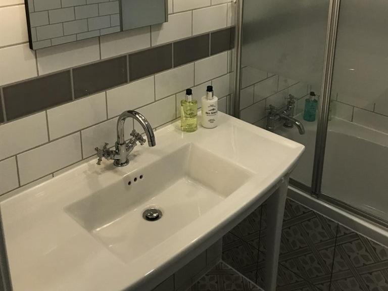 Отель No.16 Сихем Экстерьер фото Bathroom in a hotel