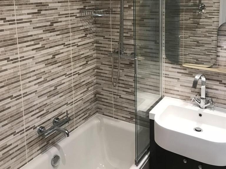 Отель No.16 Сихем Экстерьер фото Bathroom with shower enclosure