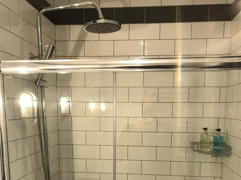 Отель No.16 Сихем Номер фото A shower
