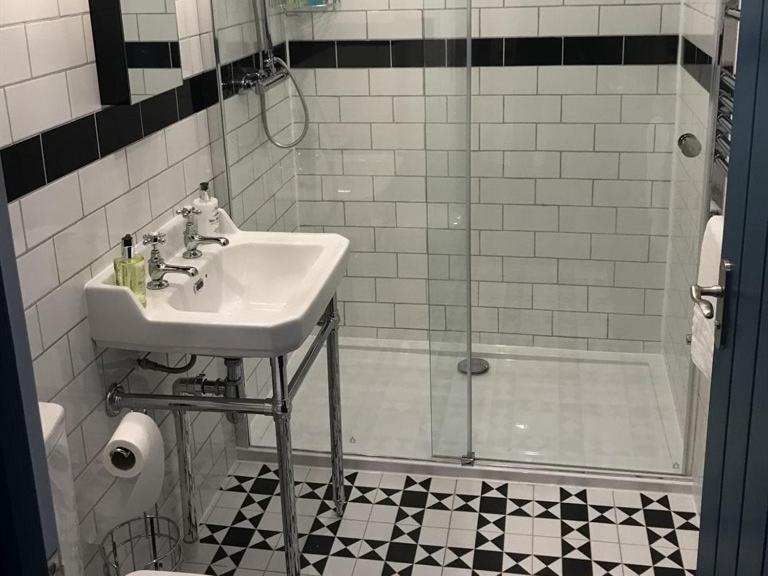Отель No.16 Сихем Номер фото A shower enclosure