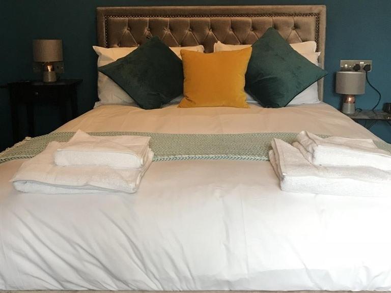Отель No.16 Сихем Номер фото A bed with a headboard