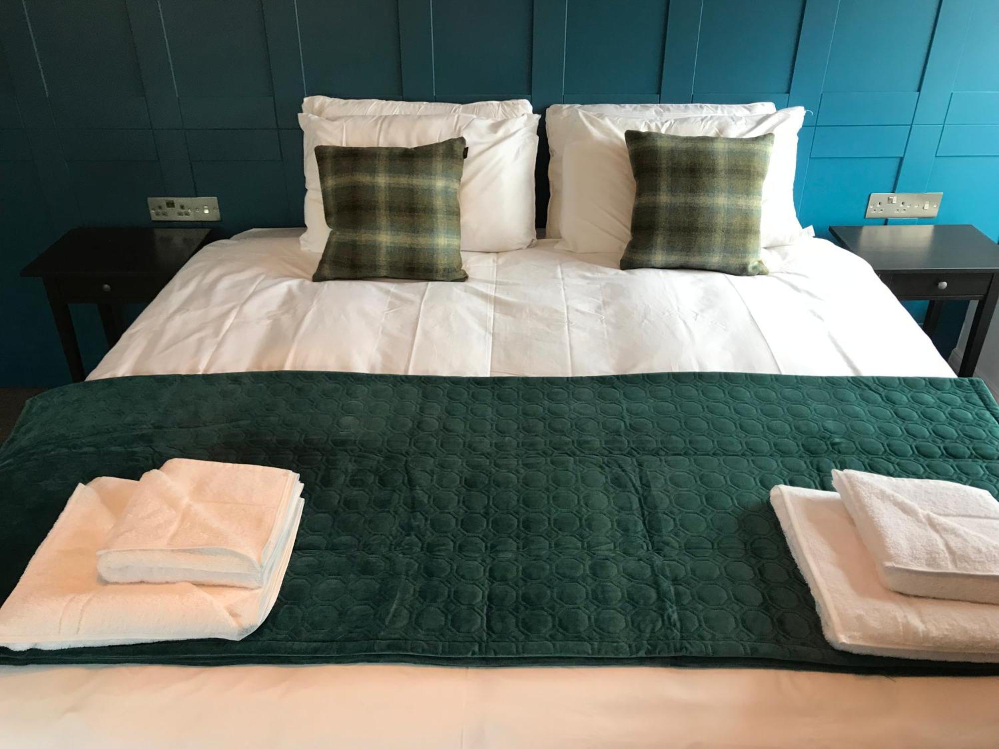 Отель No.16 Сихем Номер фото A bed with a bed runner